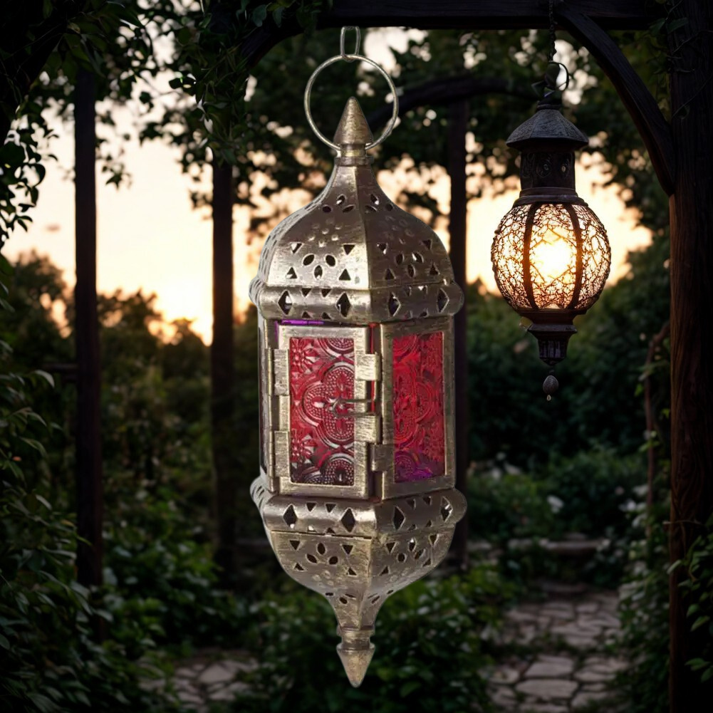 Hanglamp Baalbek – bruine uitvoering met helder geperst glas en sierlijk metaalwerk, sfeervol in tuin bij zonsondergang