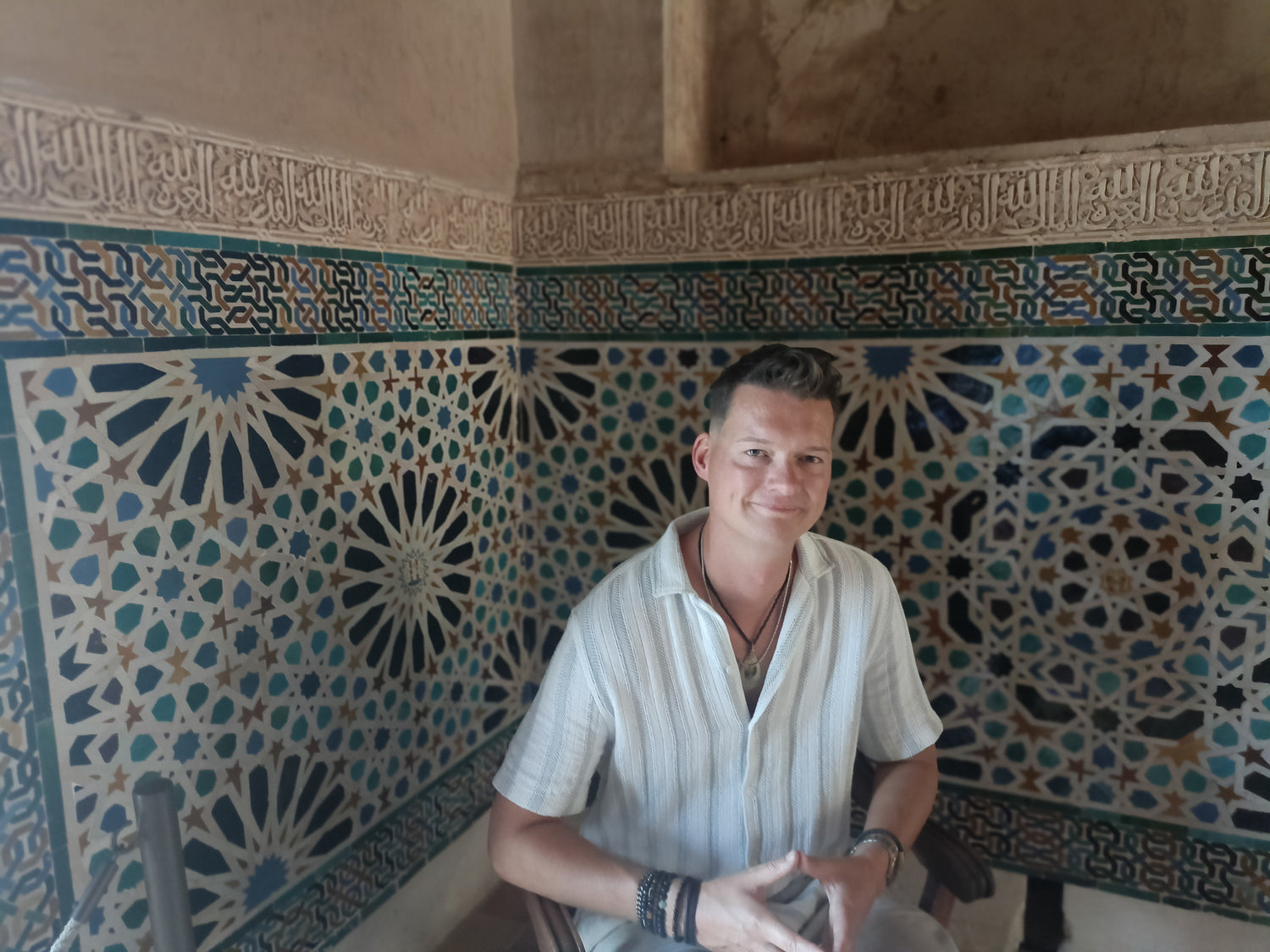 Tom – oprichter van Arabic Living, gefotografeerd voor een Marokkaanse mozaïekmuur